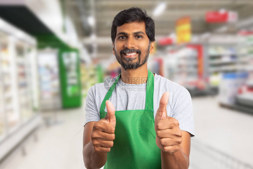 印度男超级市或超市员工以类似或合意的概念图片