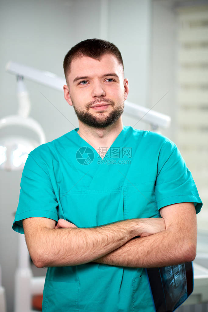 白种男牙医手持X光片微图片