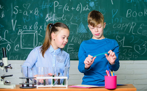 女孩和男孩聪明的学生进行学校实验学校教育化学分析孩子们忙着学习化学校化学课学校实验室描述化图片
