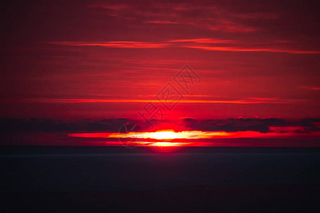 在芝加哥密歇根湖水面和地平线的粉红色云层中背景图片