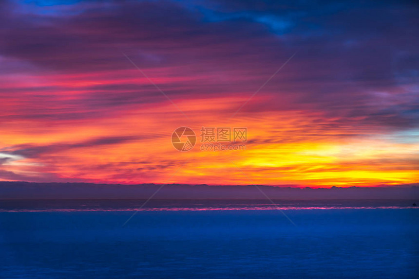 密歇根湖蓝色水域的华丽戏剧特写日出照片图片