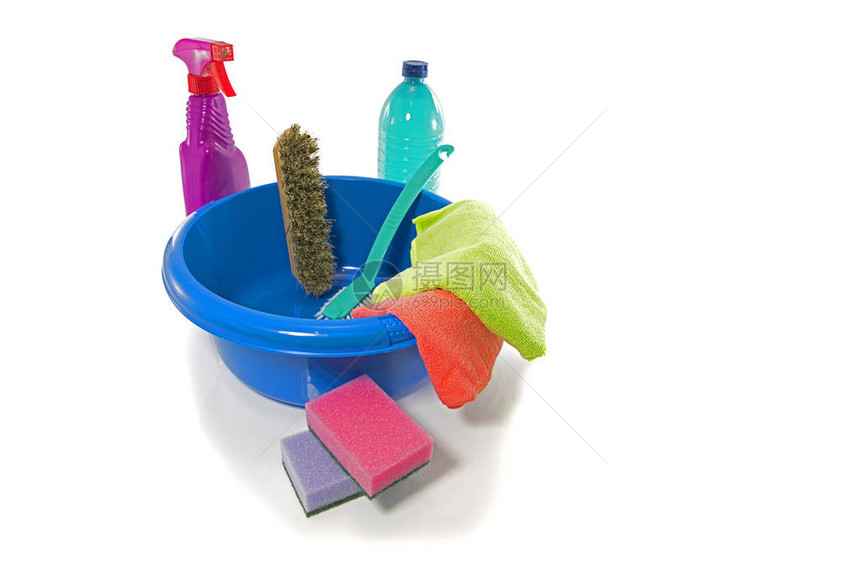 用清洁工具和洗涤剂作为脱脂剂的蓝色洗碗盘和带白色背景绝缘图片