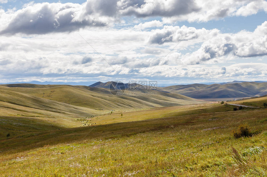 蒙古草原在一片阴云的天空美丽的图片