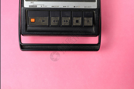 粉红色背景的手提式录音磁带录音机收音机图片
