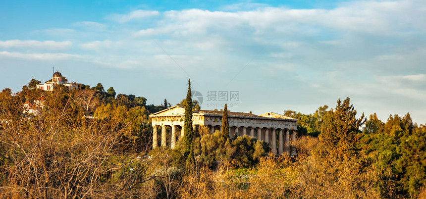 希腊雅典希法斯大寺和古老的天文台蓝云天空阳图片