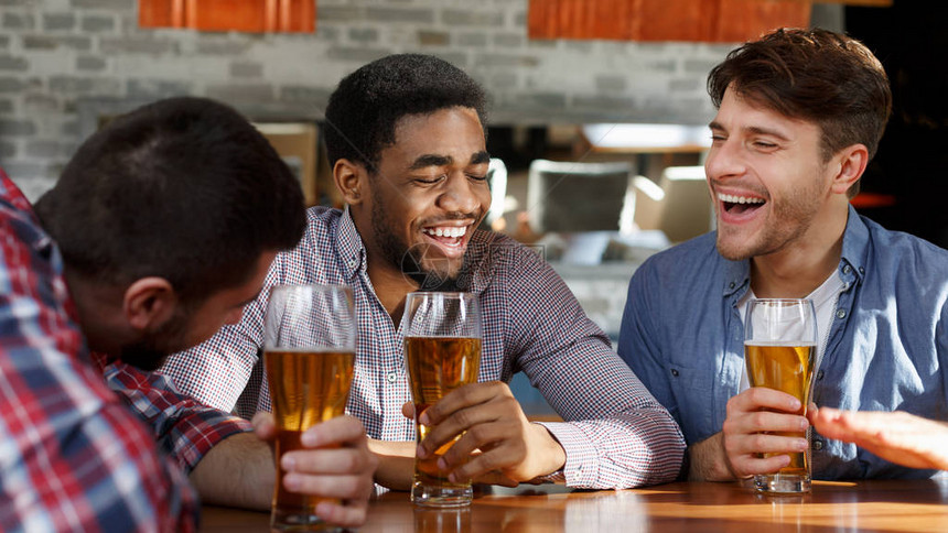 朋友会男人喝啤酒和在图片