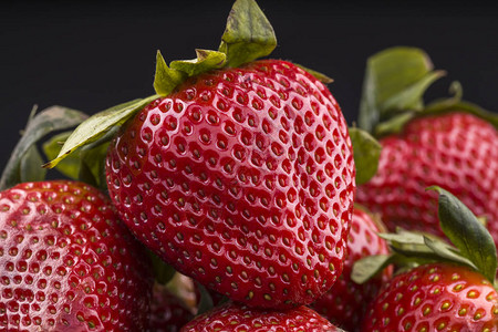 成熟的红色草莓特写照片图片