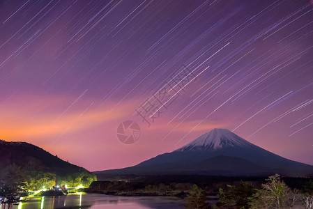 星轨和黄昏时分的富士山图片