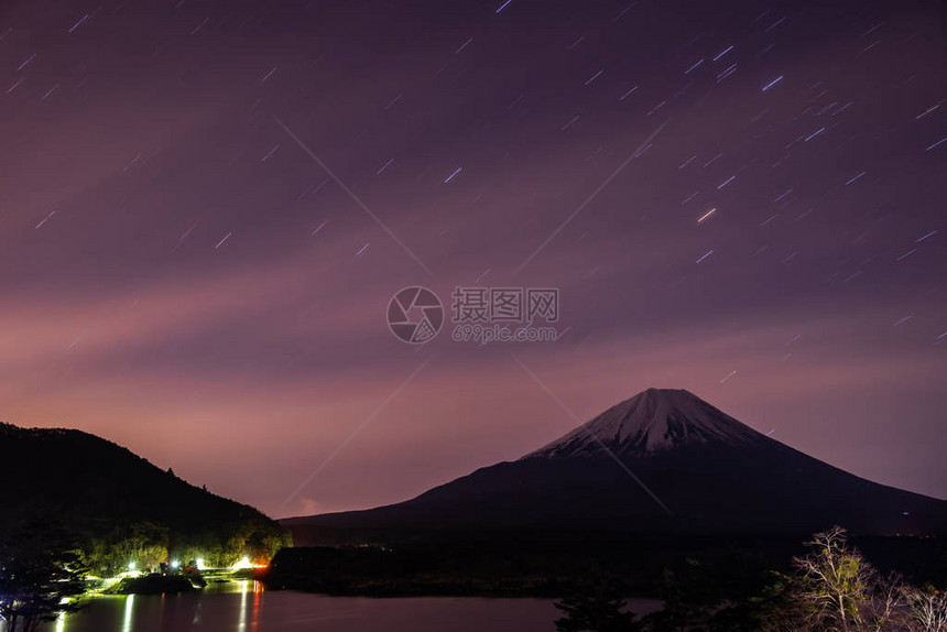 星轨和黄昏时分的富士山图片