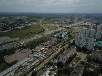 直升机城市景图片
