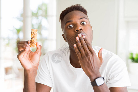 非裔美国人在吃有活力谷物的麦片时图片