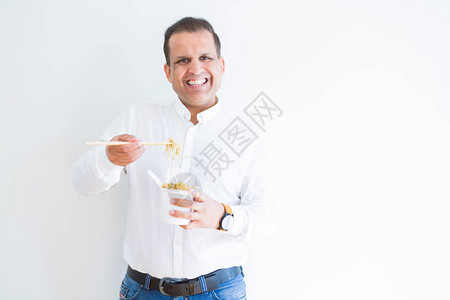 中年男人吃亚洲面条图片