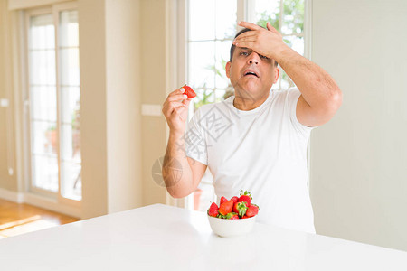 中年男子在家吃草莓图片
