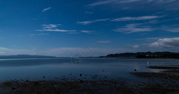 美丽的大海和夜晚的天际线图片