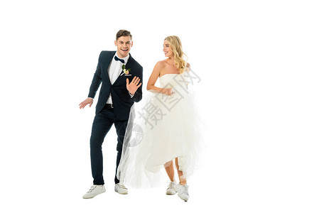 穿着优雅衣服和运动鞋的快乐情侣跳舞图片