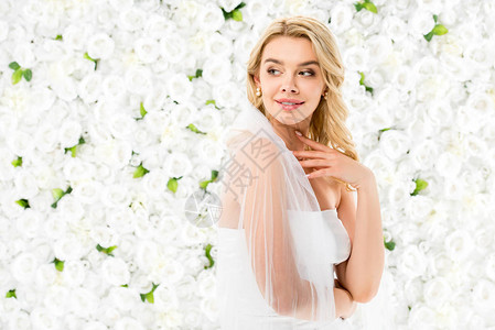 美丽的美丽微笑的年轻女子金发在白色花朵图片