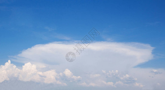 白色蓬松的云彩反对蓝天背景图片