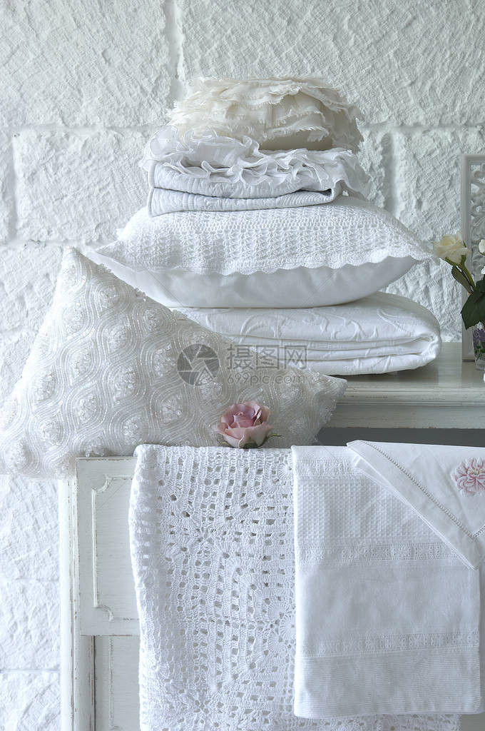 白色枕头静物设计和毯子图片
