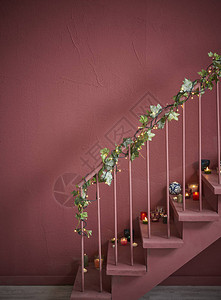 楼梯上的圣诞装饰品图片