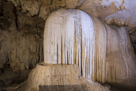 泰国北部夜丰颂府ThamNamLod洞穴内的结构以大量钟乳石岩为特色背景图片