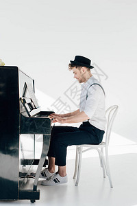 弹钢琴的时装服中背景图片