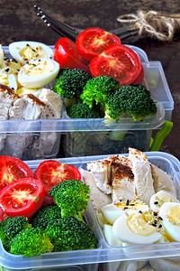 带健康餐的午餐盒蔬菜蛋和鸡乳图片