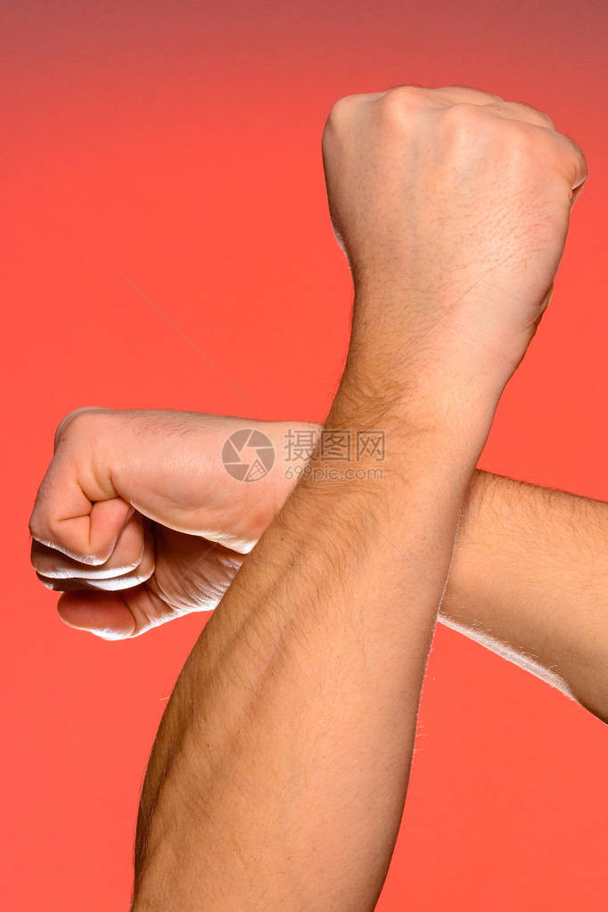 人类的手把指握在拳头上图片