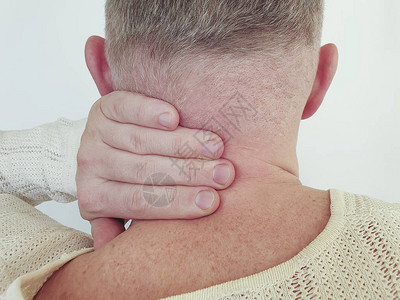 男人脖子酸痛的症状图片