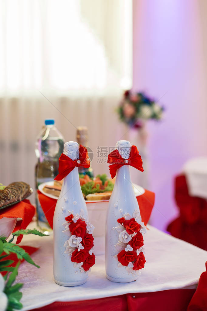 婚礼装饰户外新婚夫妇的表婚宴优雅的婚礼餐桌布置花卉装饰餐厅图片