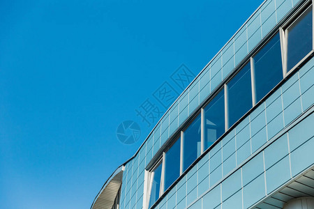 一个现代大厦的屋顶反对天空的图片
