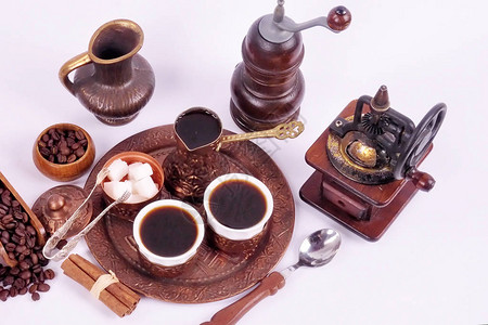 咖啡配有白底咖啡饮料附件的铜杯咖啡和图片