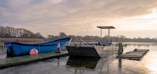 两条船被绑在霍恩海蜜月冬天寒冷的清晨图片
