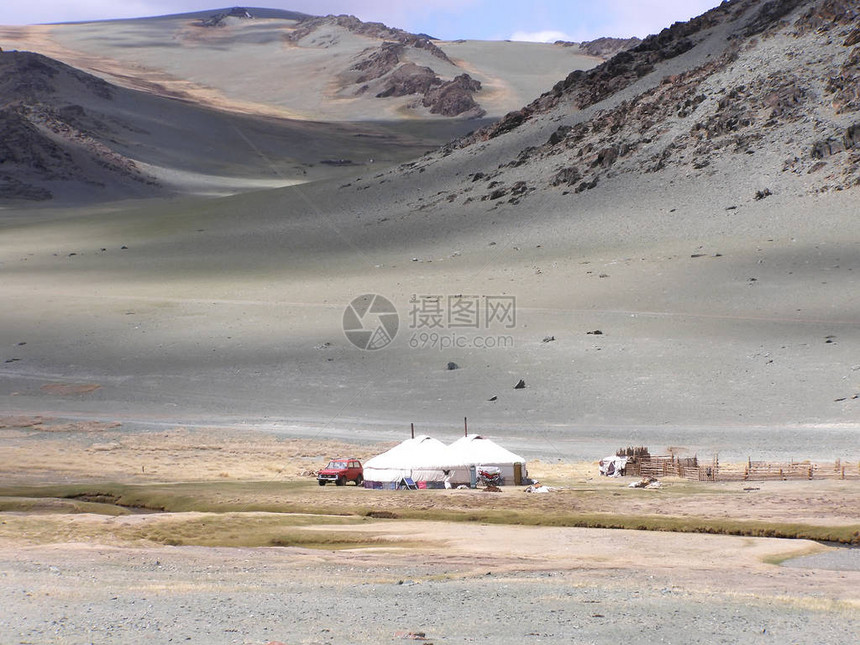5月蒙古游牧雨林的传统住所单图片