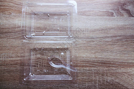透明塑料食品盒中的食物残渣和图片