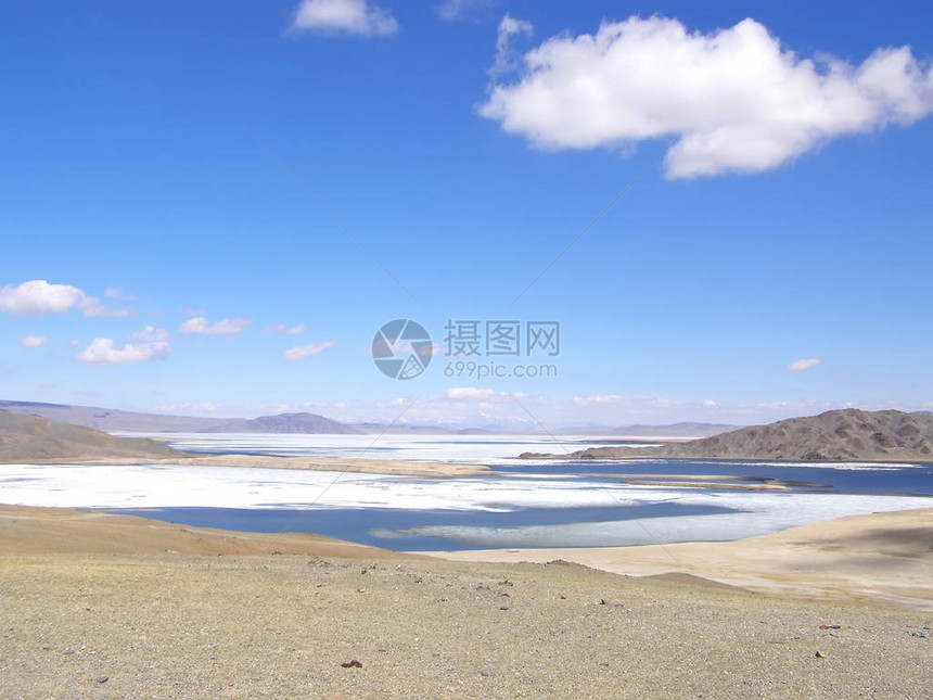 山石环绕的蒙古自然景观图片