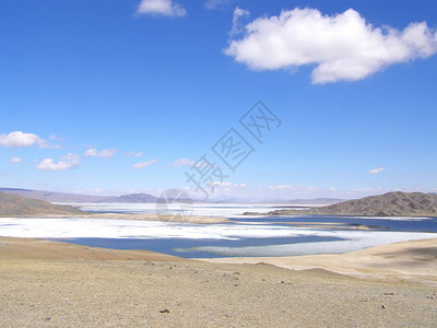 山石环绕的蒙古自然景观高清图片