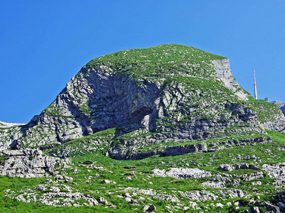 山脉的高山景观和岩石山峰图片