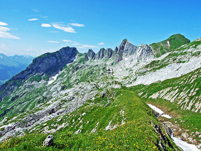 山脉的高山景观和岩石山峰图片