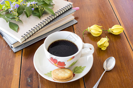 办公室热咖啡浓缩咖啡甜点饼干和花燕子酱装饰业务工作笔记图片
