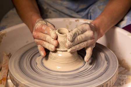 在陶瓷车间做碗的专图片
