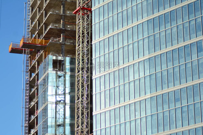 摩天大楼立面在施工期间图片