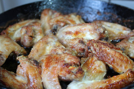 鸡翅炸的美味在家煮熟鸡翅炸的照片许多肉块开胃健康美味的食图片