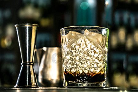 白俄罗斯鸡尾酒调酒师在一杯冰中调制图片