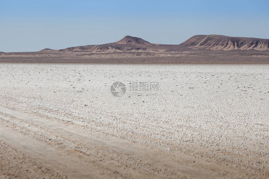 伊朗盐沙漠的平静后退一片干燥又热的荒图片