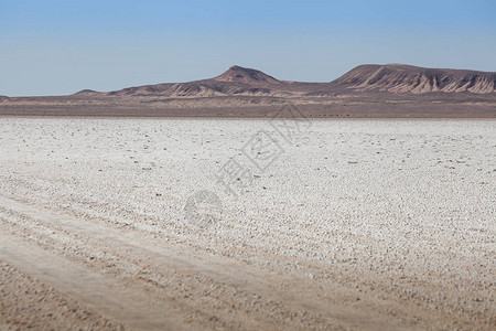 伊朗盐沙漠的平静后退一片干燥又热的荒高清图片