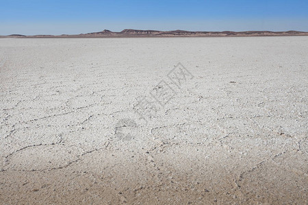 伊朗盐沙漠的平静后退一片干燥又热的荒高清图片