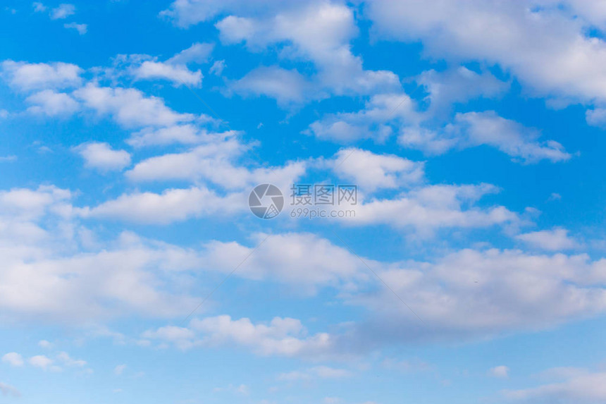 蓝色天空上美丽的云朵在图片