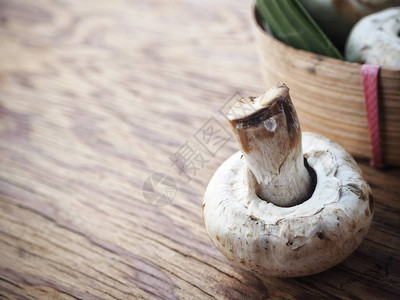 木背景上的香菇图片