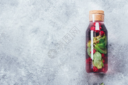 玻璃瓶中自制的草莓薄荷黑currant柠檬汁图片