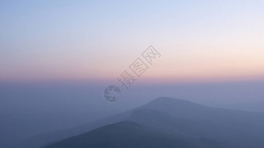 美丽的冬季日出风景图像英国峰区大海脊的景象在山峰图片